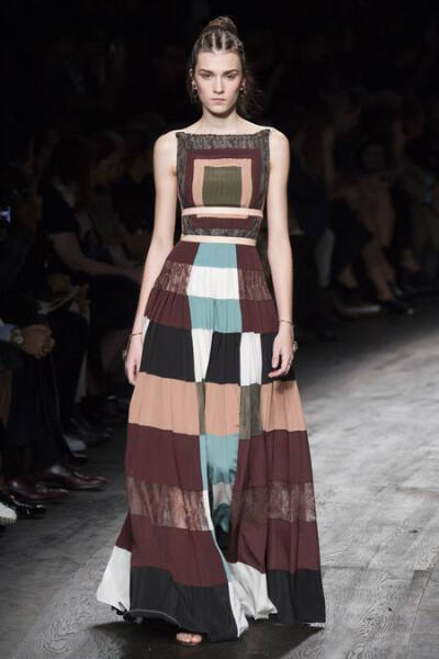 Valentino Spring 2016 RTW。华伦天奴2016春夏巴黎时装周发布。本季创意总监双人组Maria Grazia Chiuri与Pierpaolo Piccioli这次出走罗马，以非洲部落为题材，不管是非洲公主抑或是非洲女战士，新系列皆完美演绎富象…