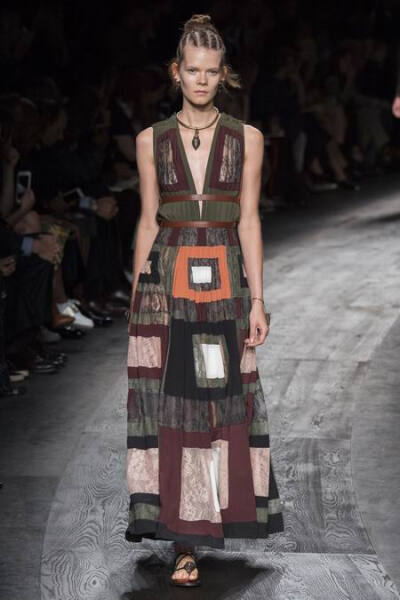 Valentino Spring 2016 RTW。华伦天奴2016春夏巴黎时装周发布。本季创意总监双人组Maria Grazia Chiuri与Pierpaolo Piccioli这次出走罗马，以非洲部落为题材，不管是非洲公主抑或是非洲女战士，新系列皆完美演绎富象…