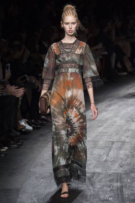 Valentino Spring 2016 RTW。华伦天奴2016春夏巴黎时装周发布。本季创意总监双人组Maria Grazia Chiuri与Pierpaolo Piccioli这次出走罗马，以非洲部落为题材，不管是非洲公主抑或是非洲女战士，新系列皆完美演绎富象徵性的原始优雅，打造出追随万物本源的纯淨设计。