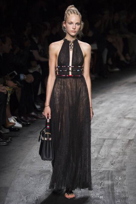 Valentino Spring 2016 RTW。华伦天奴2016春夏巴黎时装周发布。本季创意总监双人组Maria Grazia Chiuri与Pierpaolo Piccioli这次出走罗马，以非洲部落为题材，不管是非洲公主抑或是非洲女战士，新系列皆完美演绎富象徵性的原始优雅，打造出追随万物本源的纯淨设计。