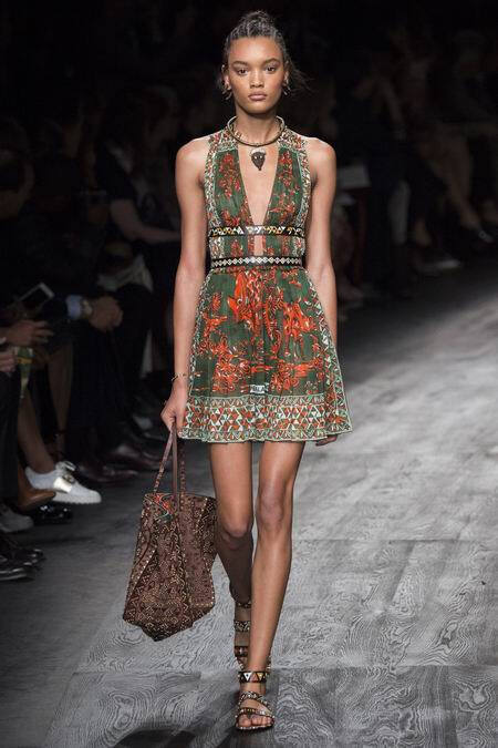 Valentino Spring 2016 RTW。华伦天奴2016春夏巴黎时装周发布。本季创意总监双人组Maria Grazia Chiuri与Pierpaolo Piccioli这次出走罗马，以非洲部落为题材，不管是非洲公主抑或是非洲女战士，新系列皆完美演绎富象徵性的原始优雅，打造出追随万物本源的纯淨设计。