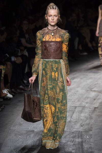 Valentino Spring 2016 RTW。华伦天奴2016春夏巴黎时装周发布。本季创意总监双人组Maria Grazia Chiuri与Pierpaolo Piccioli这次出走罗马，以非洲部落为题材，不管是非洲公主抑或是非洲女战士，新系列皆完美演绎富象…