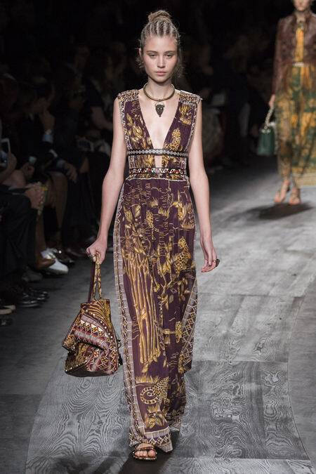 Valentino Spring 2016 RTW。华伦天奴2016春夏巴黎时装周发布。本季创意总监双人组Maria Grazia Chiuri与Pierpaolo Piccioli这次出走罗马，以非洲部落为题材，不管是非洲公主抑或是非洲女战士，新系列皆完美演绎富象徵性的原始优雅，打造出追随万物本源的纯淨设计。