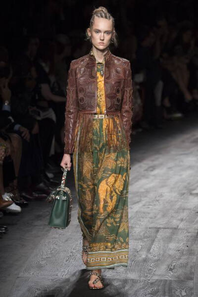 Valentino Spring 2016 RTW。华伦天奴2016春夏巴黎时装周发布。本季创意总监双人组Maria Grazia Chiuri与Pierpaolo Piccioli这次出走罗马，以非洲部落为题材，不管是非洲公主抑或是非洲女战士，新系列皆完美演绎富象…