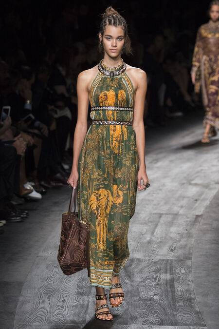 Valentino Spring 2016 RTW。华伦天奴2016春夏巴黎时装周发布。本季创意总监双人组Maria Grazia Chiuri与Pierpaolo Piccioli这次出走罗马，以非洲部落为题材，不管是非洲公主抑或是非洲女战士，新系列皆完美演绎富象徵性的原始优雅，打造出追随万物本源的纯淨设计。