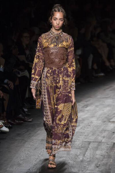 Valentino Spring 2016 RTW。华伦天奴2016春夏巴黎时装周发布。本季创意总监双人组Maria Grazia Chiuri与Pierpaolo Piccioli这次出走罗马，以非洲部落为题材，不管是非洲公主抑或是非洲女战士，新系列皆完美演绎富象…