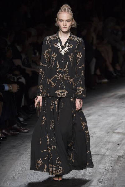 Valentino Spring 2016 RTW。华伦天奴2016春夏巴黎时装周发布。本季创意总监双人组Maria Grazia Chiuri与Pierpaolo Piccioli这次出走罗马，以非洲部落为题材，不管是非洲公主抑或是非洲女战士，新系列皆完美演绎富象…