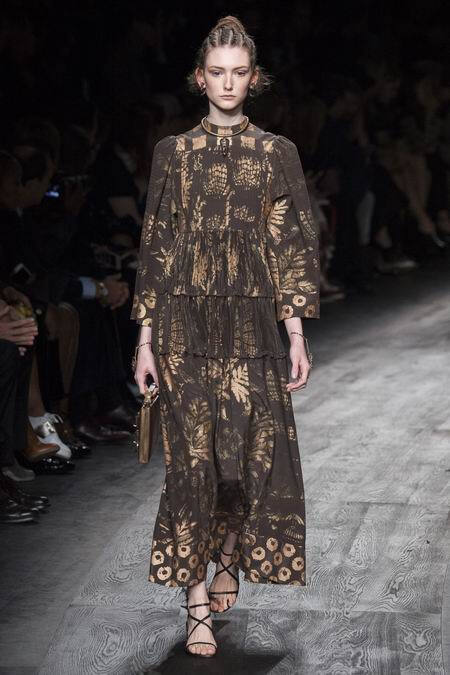 Valentino Spring 2016 RTW。华伦天奴2016春夏巴黎时装周发布。本季创意总监双人组Maria Grazia Chiuri与Pierpaolo Piccioli这次出走罗马，以非洲部落为题材，不管是非洲公主抑或是非洲女战士，新系列皆完美演绎富象徵性的原始优雅，打造出追随万物本源的纯淨设计。