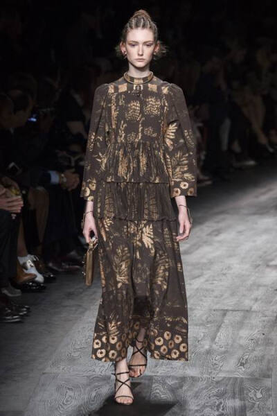 Valentino Spring 2016 RTW。华伦天奴2016春夏巴黎时装周发布。本季创意总监双人组Maria Grazia Chiuri与Pierpaolo Piccioli这次出走罗马，以非洲部落为题材，不管是非洲公主抑或是非洲女战士，新系列皆完美演绎富象…