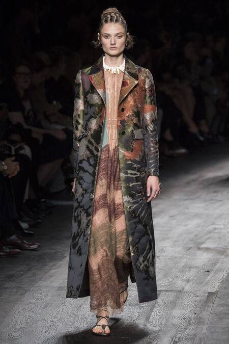 Valentino Spring 2016 RTW。华伦天奴2016春夏巴黎时装周发布。本季创意总监双人组Maria Grazia Chiuri与Pierpaolo Piccioli这次出走罗马，以非洲部落为题材，不管是非洲公主抑或是非洲女战士，新系列皆完美演绎富象徵性的原始优雅，打造出追随万物本源的纯淨设计。