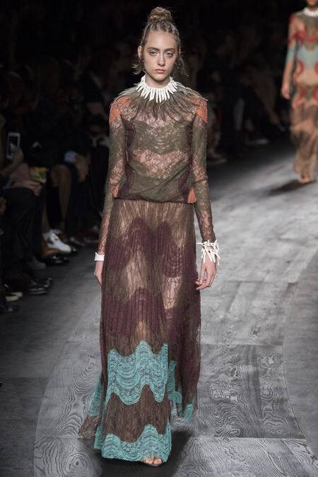 Valentino Spring 2016 RTW。华伦天奴2016春夏巴黎时装周发布。本季创意总监双人组Maria Grazia Chiuri与Pierpaolo Piccioli这次出走罗马，以非洲部落为题材，不管是非洲公主抑或是非洲女战士，新系列皆完美演绎富象徵性的原始优雅，打造出追随万物本源的纯淨设计。