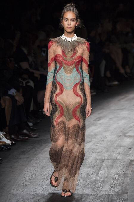 Valentino Spring 2016 RTW。华伦天奴2016春夏巴黎时装周发布。本季创意总监双人组Maria Grazia Chiuri与Pierpaolo Piccioli这次出走罗马，以非洲部落为题材，不管是非洲公主抑或是非洲女战士，新系列皆完美演绎富象徵性的原始优雅，打造出追随万物本源的纯淨设计。