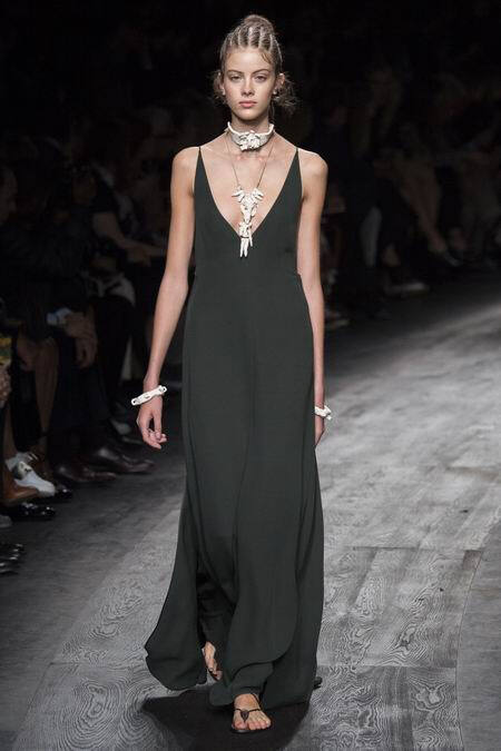 Valentino Spring 2016 RTW。华伦天奴2016春夏巴黎时装周发布。本季创意总监双人组Maria Grazia Chiuri与Pierpaolo Piccioli这次出走罗马，以非洲部落为题材，不管是非洲公主抑或是非洲女战士，新系列皆完美演绎富象徵性的原始优雅，打造出追随万物本源的纯淨设计。