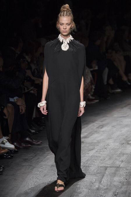 Valentino Spring 2016 RTW。华伦天奴2016春夏巴黎时装周发布。本季创意总监双人组Maria Grazia Chiuri与Pierpaolo Piccioli这次出走罗马，以非洲部落为题材，不管是非洲公主抑或是非洲女战士，新系列皆完美演绎富象徵性的原始优雅，打造出追随万物本源的纯淨设计。