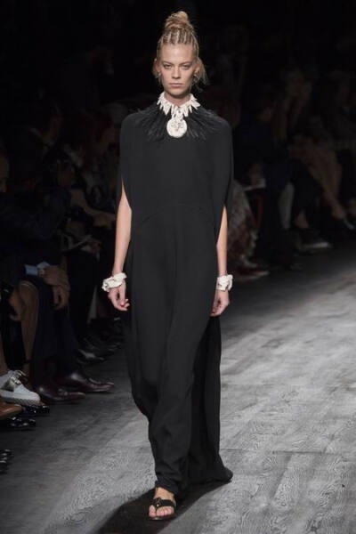 Valentino Spring 2016 RTW。华伦天奴2016春夏巴黎时装周发布。本季创意总监双人组Maria Grazia Chiuri与Pierpaolo Piccioli这次出走罗马，以非洲部落为题材，不管是非洲公主抑或是非洲女战士，新系列皆完美演绎富象…