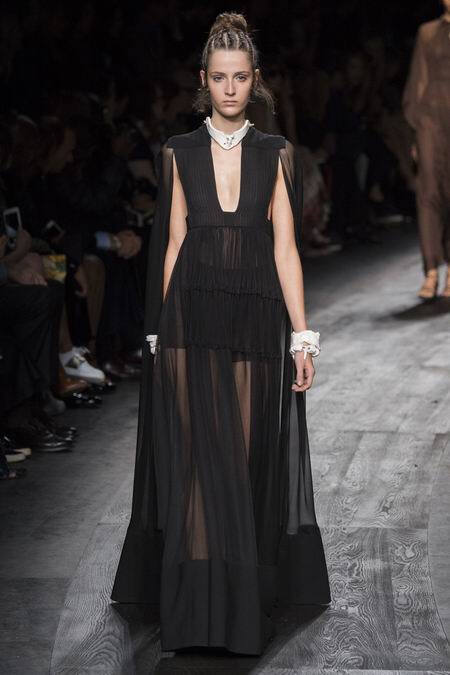 Valentino Spring 2016 RTW。华伦天奴2016春夏巴黎时装周发布。本季创意总监双人组Maria Grazia Chiuri与Pierpaolo Piccioli这次出走罗马，以非洲部落为题材，不管是非洲公主抑或是非洲女战士，新系列皆完美演绎富象徵性的原始优雅，打造出追随万物本源的纯淨设计。