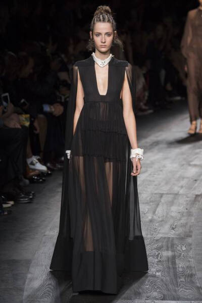 Valentino Spring 2016 RTW。华伦天奴2016春夏巴黎时装周发布。本季创意总监双人组Maria Grazia Chiuri与Pierpaolo Piccioli这次出走罗马，以非洲部落为题材，不管是非洲公主抑或是非洲女战士，新系列皆完美演绎富象…