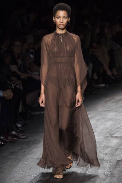 Valentino Spring 2016 RTW。华伦天奴2016春夏巴黎时装周发布。本季创意总监双人组Maria Grazia Chiuri与Pierpaolo Piccioli这次出走罗马，以非洲部落为题材，不管是非洲公主抑或是非洲女战士，新系列皆完美演绎富象…