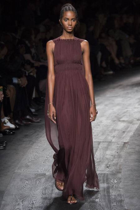 Valentino Spring 2016 RTW。华伦天奴2016春夏巴黎时装周发布。本季创意总监双人组Maria Grazia Chiuri与Pierpaolo Piccioli这次出走罗马，以非洲部落为题材，不管是非洲公主抑或是非洲女战士，新系列皆完美演绎富象徵性的原始优雅，打造出追随万物本源的纯淨设计。