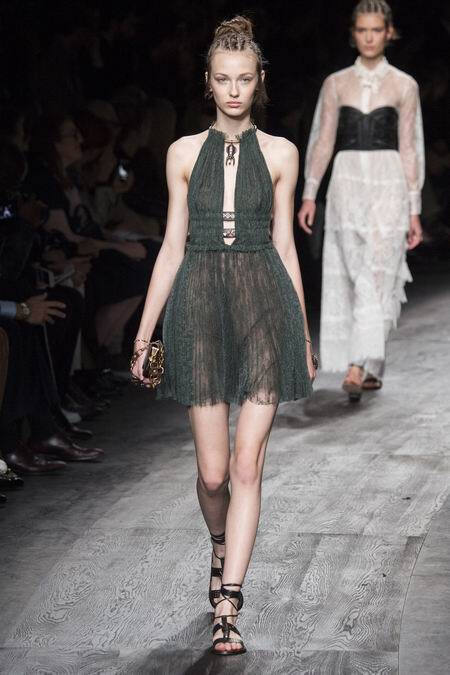 Valentino Spring 2016 RTW。华伦天奴2016春夏巴黎时装周发布。本季创意总监双人组Maria Grazia Chiuri与Pierpaolo Piccioli这次出走罗马，以非洲部落为题材，不管是非洲公主抑或是非洲女战士，新系列皆完美演绎富象徵性的原始优雅，打造出追随万物本源的纯淨设计。