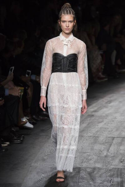 Valentino Spring 2016 RTW。华伦天奴2016春夏巴黎时装周发布。本季创意总监双人组Maria Grazia Chiuri与Pierpaolo Piccioli这次出走罗马，以非洲部落为题材，不管是非洲公主抑或是非洲女战士，新系列皆完美演绎富象…