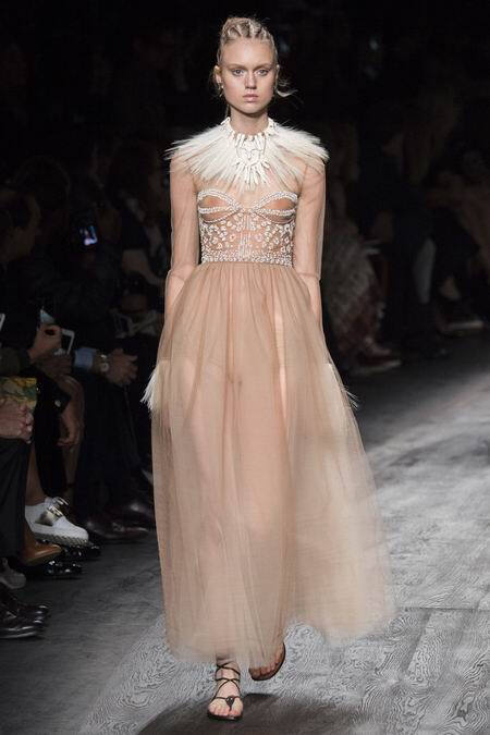 Valentino Spring 2016 RTW。华伦天奴2016春夏巴黎时装周发布。本季创意总监双人组Maria Grazia Chiuri与Pierpaolo Piccioli这次出走罗马，以非洲部落为题材，不管是非洲公主抑或是非洲女战士，新系列皆完美演绎富象徵性的原始优雅，打造出追随万物本源的纯淨设计。