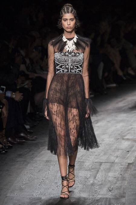 Valentino Spring 2016 RTW。华伦天奴2016春夏巴黎时装周发布。本季创意总监双人组Maria Grazia Chiuri与Pierpaolo Piccioli这次出走罗马，以非洲部落为题材，不管是非洲公主抑或是非洲女战士，新系列皆完美演绎富象徵性的原始优雅，打造出追随万物本源的纯淨设计。