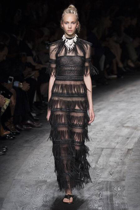 Valentino Spring 2016 RTW。华伦天奴2016春夏巴黎时装周发布。本季创意总监双人组Maria Grazia Chiuri与Pierpaolo Piccioli这次出走罗马，以非洲部落为题材，不管是非洲公主抑或是非洲女战士，新系列皆完美演绎富象徵性的原始优雅，打造出追随万物本源的纯淨设计。