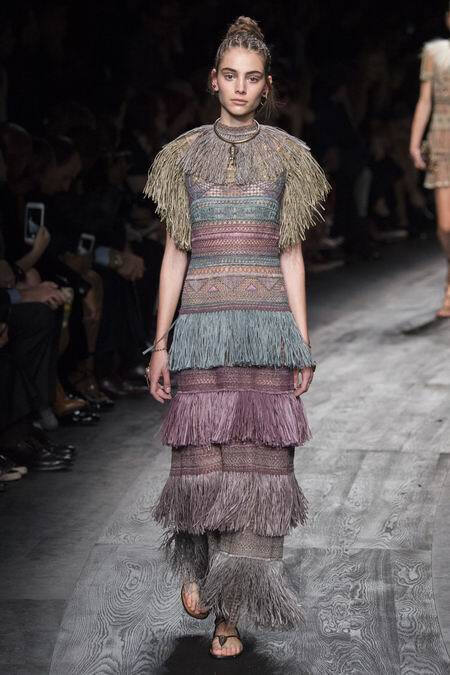 Valentino Spring 2016 RTW。华伦天奴2016春夏巴黎时装周发布。本季创意总监双人组Maria Grazia Chiuri与Pierpaolo Piccioli这次出走罗马，以非洲部落为题材，不管是非洲公主抑或是非洲女战士，新系列皆完美演绎富象徵性的原始优雅，打造出追随万物本源的纯淨设计。