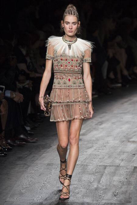 Valentino Spring 2016 RTW。华伦天奴2016春夏巴黎时装周发布。本季创意总监双人组Maria Grazia Chiuri与Pierpaolo Piccioli这次出走罗马，以非洲部落为题材，不管是非洲公主抑或是非洲女战士，新系列皆完美演绎富象徵性的原始优雅，打造出追随万物本源的纯淨设计。