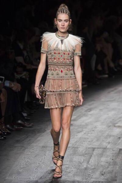 Valentino Spring 2016 RTW。华伦天奴2016春夏巴黎时装周发布。本季创意总监双人组Maria Grazia Chiuri与Pierpaolo Piccioli这次出走罗马，以非洲部落为题材，不管是非洲公主抑或是非洲女战士，新系列皆完美演绎富象…