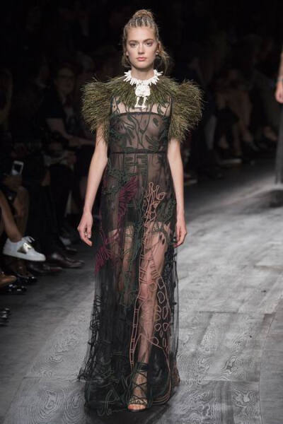 Valentino Spring 2016 RTW。华伦天奴2016春夏巴黎时装周发布。本季创意总监双人组Maria Grazia Chiuri与Pierpaolo Piccioli这次出走罗马，以非洲部落为题材，不管是非洲公主抑或是非洲女战士，新系列皆完美演绎富象…