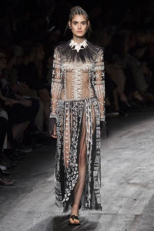 Valentino Spring 2016 RTW。华伦天奴2016春夏巴黎时装周发布。本季创意总监双人组Maria Grazia Chiuri与Pierpaolo Piccioli这次出走罗马，以非洲部落为题材，不管是非洲公主抑或是非洲女战士，新系列皆完美演绎富象徵性的原始优雅，打造出追随万物本源的纯淨设计。