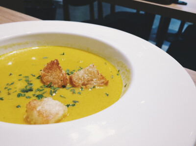 南瓜汤（收集或喜欢我照片的 欢迎关注我 专辑里所有照片都是本人努力拍摄调色过的~ 技术渣 但都是诚意出品~）