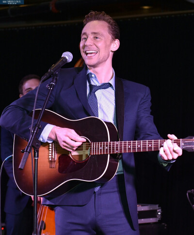 【猴姆独家】抖森Tom Hiddleston最新Nashville现场献唱《我看到了光》原声新单Hey Good Lookin'！ #漫威男神