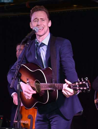 【猴姆独家】抖森Tom Hiddleston最新Nashville现场献唱《我看到了光》原声新单Hey Good Lookin'！ #漫威男神