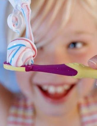【挤牙膏的学问】牙膏本来不是用泡沫来洁净牙齿，而是靠里面的清洁成分和牙刷与牙齿的摩擦。摩擦越细微、时间越长，则刷得越干净。牙刷不蘸水，挤上牙膏慢慢刷，渐渐出些细微的泡沫，牙膏的清洁成分才能被发挥到最大…