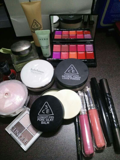 【女生必备 有关化妆品的常用英文】：Mascara（睫毛膏）；Foundation（粉底）；Blusher（腮红）；Sunsreen（防晒霜）；Concealer（遮瑕膏）；Face Powder（散粉）；Eye Shadow（眼影）；Eyeliner（眼线）；Lipstick …