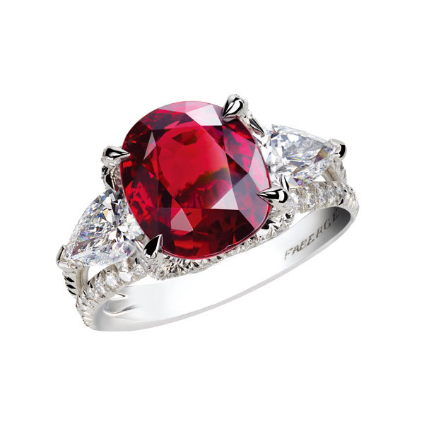 法贝热「挚爱」红宝石戒指(the fabergédevotion ruby ring) 铂金镶单颗8克拉蛋形gemfields莫桑比克红宝石 及数颗圆形及梨形白钻