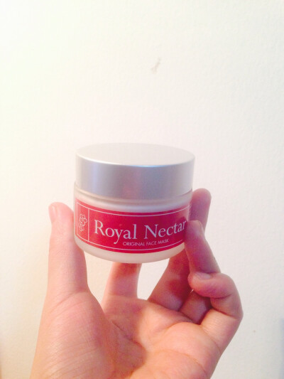 【Royal Nectar 蜂毒面膜】功效是去黄、修复、美白、保湿，涂上去脸上有点点刺痛感，应该是蜂毒的原因.过一会就好了.用完脸上挺舒服的，每周使用两次左右，一瓶50ml可以用很久.看到很多代购把这款说得神乎其神，什么…