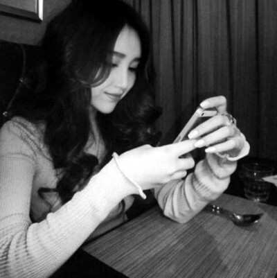 不闻不问不一定是忘记了，但一定是疏远了，彼此沉默太久就连主动都需要勇气