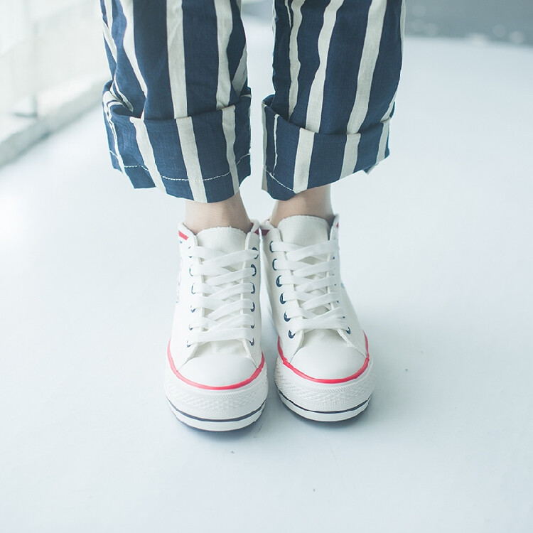 优森活白色低帮帆布内增高跑步鞋圆头厚底松糕鞋女学生休闲鞋子