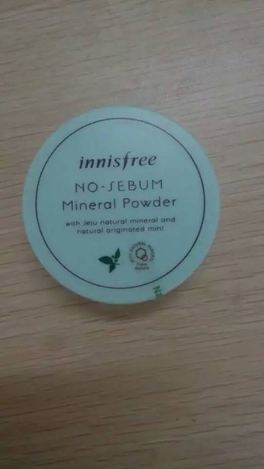 美妝散粉排名第一， 【?Innisfree悅詩風(fēng)吟薄荷散粉控油止汗細(xì)致毛孔。非常好用的一款蜜粉?用在BB霜之后，控油效果極佳，不會覺得干上色還很自然。特效吸油脂防汗，細(xì)致毛孔?令肌膚持久清爽滋潤。更能讓你的油頭變得蓬松柔軟，極速控油，干爽舒適?