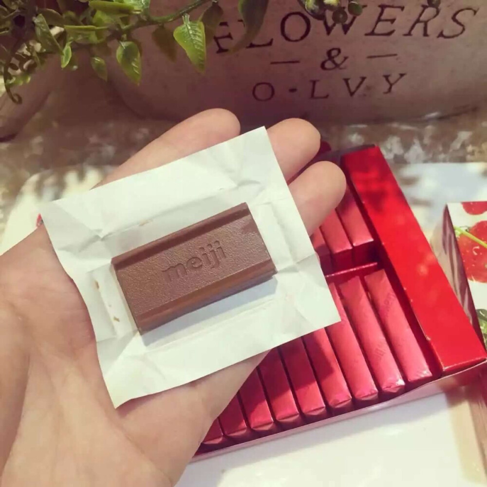 草莓钢琴巧克力光是看包装就是让人爱不释手的，更何况还是草莓味慢慢融化开还能吃到草莓籽儿小小的巧克力惊喜无限一小块一小块的独立包装对于巧克力来说不能再棒了就更加让人无法抗拒啦～我爱草莓～更爱草莓味巧克力