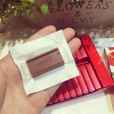 草莓钢琴巧克力光是看包装就是让人爱不释手的，更何况还是草莓味慢慢融化开还能吃到草莓籽儿小小的巧克力惊喜无限一小块一小块的独立包装对于巧克力来说不能再棒了就更加让人无法抗拒啦～我爱草莓～更爱草…
