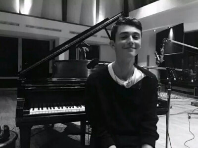 greyson chance，一个大大的微笑