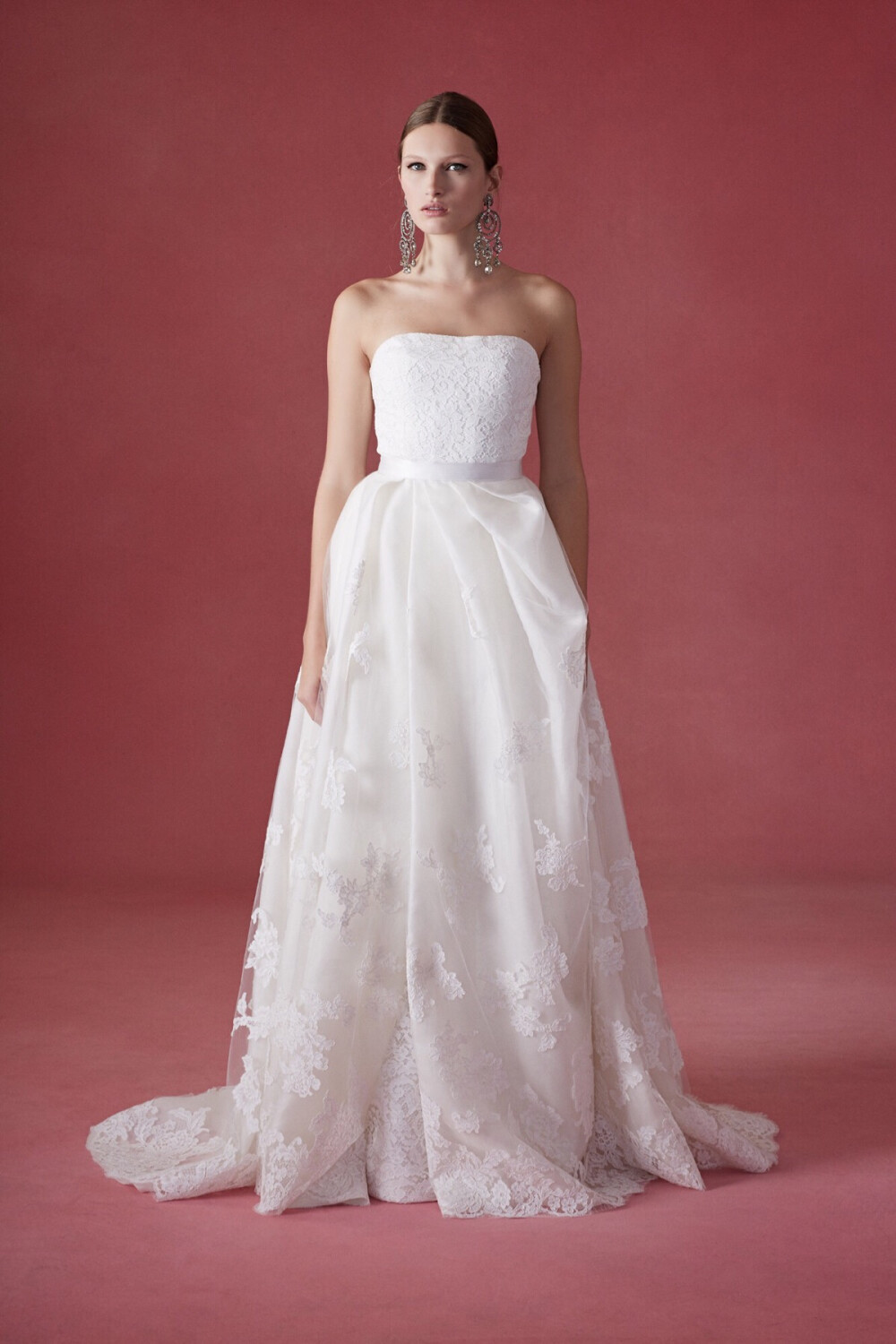 将华丽进行到底 ❤️ 婚纱礼服 服饰风尚 婚纱控 梦中的婚礼 Oscar de la Renta Bridal Fall 2016 尽管你的婚礼可能没有明星般盛大瞩目，但你也能给自己一身心仪的嫁纱。