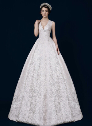 将华丽进行到底 ❤️ 婚纱礼服 时尚婚纱 服饰风尚 婚纱控 梦中的婚礼 Benito Santos Fall/Winter 2015-16 Collection 很有一种宫廷的感觉。