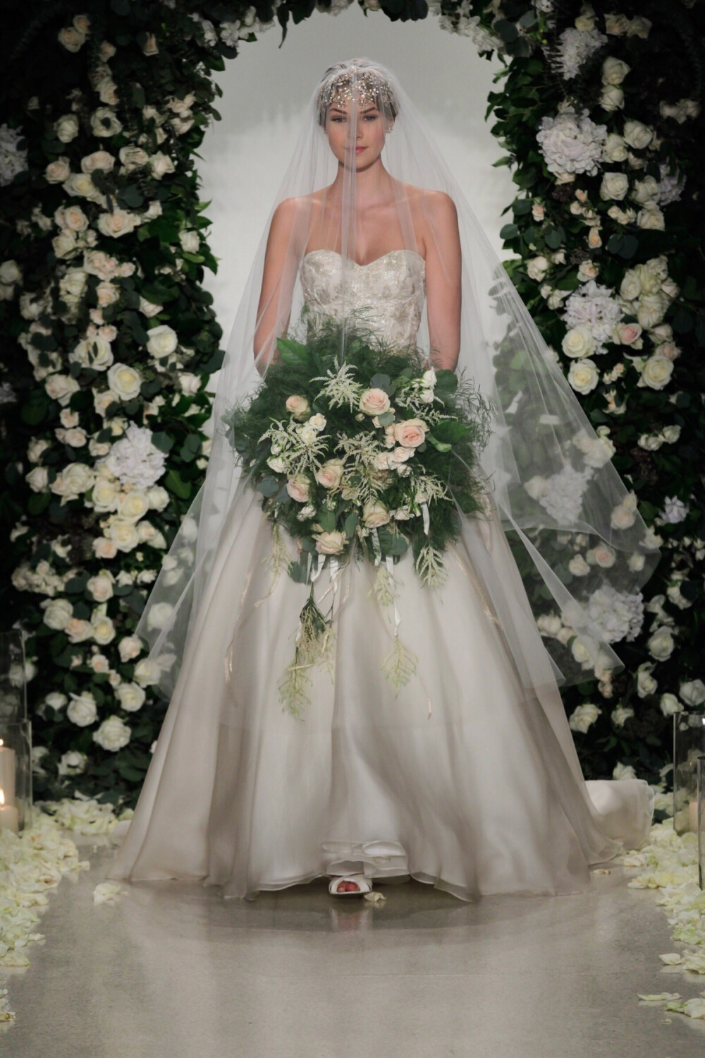 将华丽进行到底 ❤️ 婚纱礼服 时尚婚纱 服饰风尚 婚纱控 梦中的婚礼 Anne Barge 2016秋冬婚纱系列：绸缎代表圣洁，蕾丝代表甜蜜。