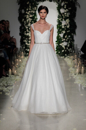 将华丽进行到底 ❤️ 婚纱礼服 时尚婚纱 服饰风尚 婚纱控 梦中的婚礼 Anne Barge 2016秋冬婚纱系列：绸缎代表圣洁，蕾丝代表甜蜜。